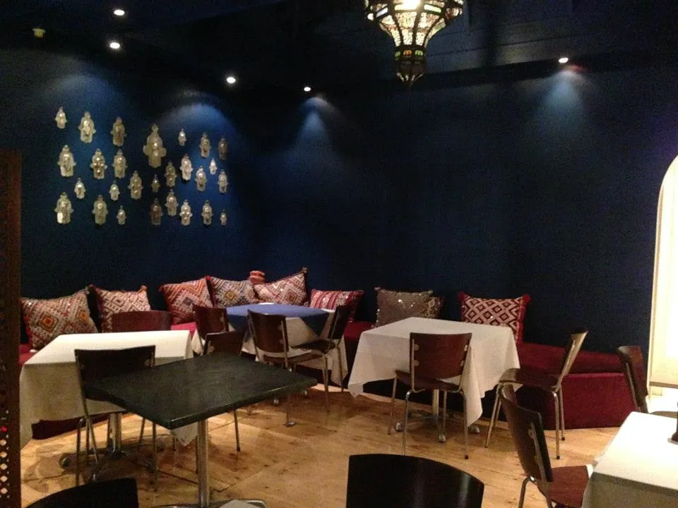 The midnight blue dining room with cushions and lanterns